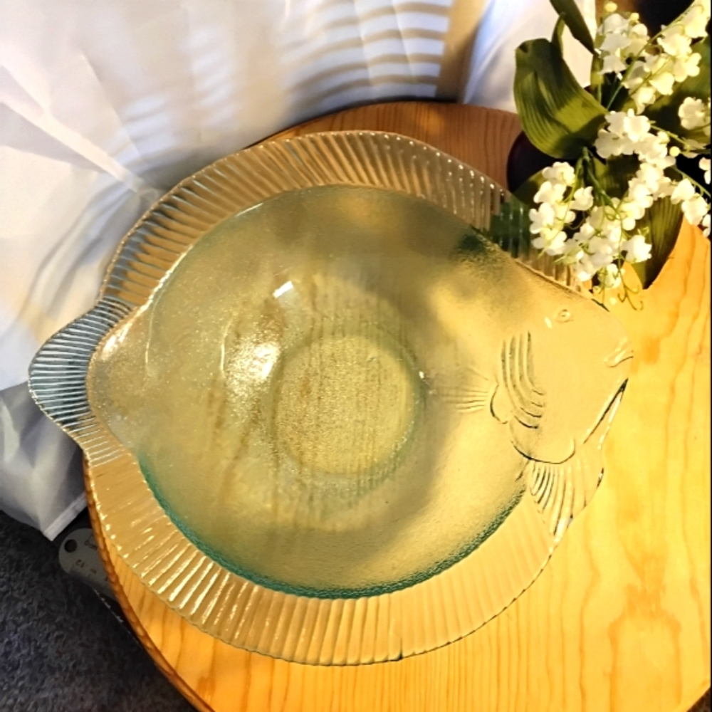 Art Glass 11" X 12.5" Green Serving Bowl Fish Shaped